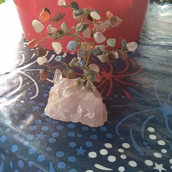 Beautiful Quartz tree with assorted quartz - Picture 6 of 6